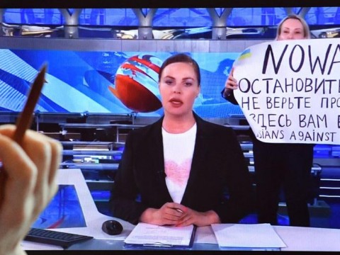 La periodista rusa que protest&oacute; en televisi&oacute;n sigue en paradero desconocido