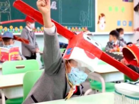 Ni&ntilde;os chinos vuelven a clases con sombreros para mantener distanciamiento social  