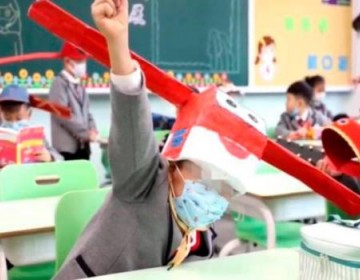 Ni&ntilde;os chinos vuelven a clases con sombreros para mantener distanciamiento social  