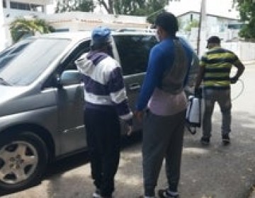 Residentes de Salinas de Puerto Hermoso Ban&iacute; cierran entrada a su comunidad para evitar propagaci&oacute;n del COVID-19