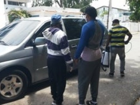Residentes de Salinas de Puerto Hermoso Ban&iacute; cierran entrada a su comunidad para evitar propagaci&oacute;n del COVID-19