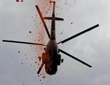 India: Helic&oacute;ptero de la fuerza a&eacute;rea lanza p&eacute;talos de rosas en se&ntilde;al de agradecimiento a m&eacute;dicos que luchan contra el COVID-19 