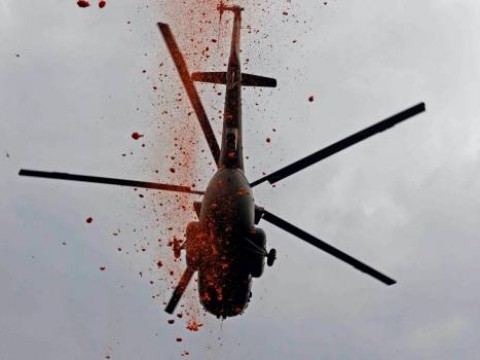 India: Helic&oacute;ptero de la fuerza a&eacute;rea lanza p&eacute;talos de rosas en se&ntilde;al de agradecimiento a m&eacute;dicos que luchan contra el COVID-19 