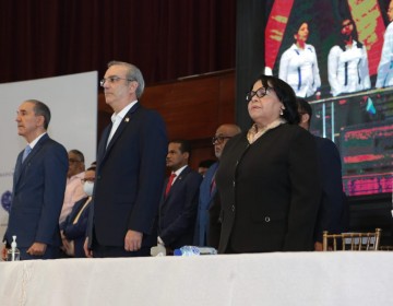 Presidente predica con el ejemplo y acude a acto sin mascarilla; funcionarios le siguen