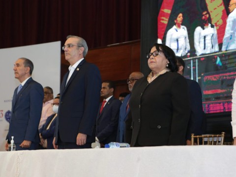 Presidente predica con el ejemplo y acude a acto sin mascarilla; funcionarios le siguen