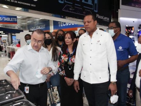 Director de Pro Consumidor recorre comercios para comprobar si cumplen con ofertas en Viernes Negro