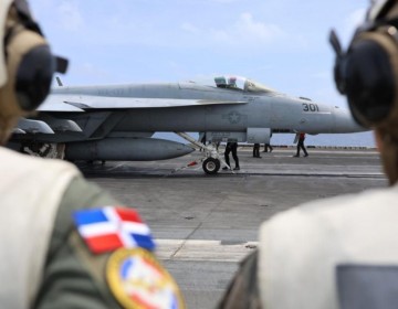 Autoridades dominicanas visitan el portaviones USS Nimitz