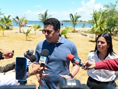 Ministro David Collado supervisa intervenci&oacute;n en playa El Faro de San Pedro de Macor&iacute;s