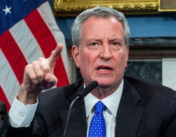Nueva York ampl&iacute;a el toque de queda hasta el domingo y condena la violencia