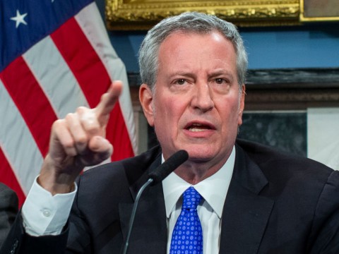 Nueva York ampl&iacute;a el toque de queda hasta el domingo y condena la violencia