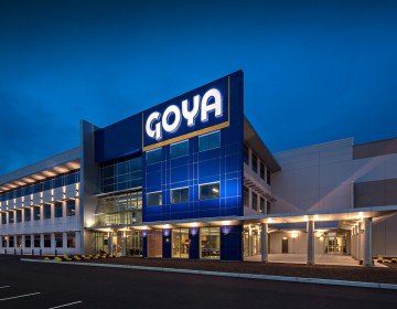Latinos en contra de la marca Goya luego que su CEO elogiara a Trump
