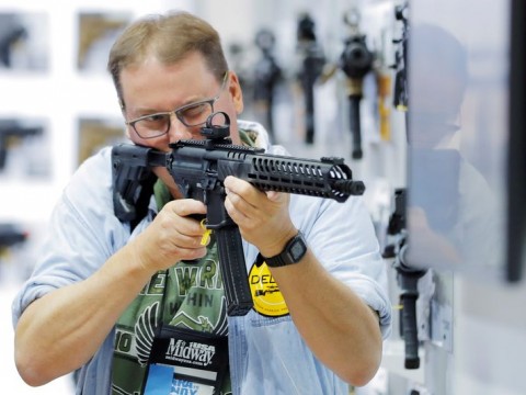Asociaci&oacute;n Nacional del Rifle realiza convenci&oacute;n en Texas tras masacre de adolescente a 19 ni&ntilde;os y dos maestras