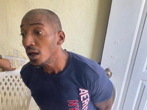 Apresan en Monte Plata hombre acusado de dar muerte a tres personas en Villa Duarte 
