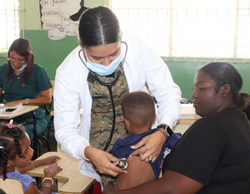 Desarrollo de la Comunidad y Ej&eacute;rcito RD llevan jornada de asistencia m&eacute;dica y social a familias vulnerables de Barahona