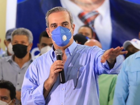 Luis Abinader espera hoy resultados de COVID-19