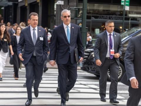  Presidente Luis Abinader recorre a pie calles de Nueva York durante su trayecto hacia la Asamblea General de la ONU