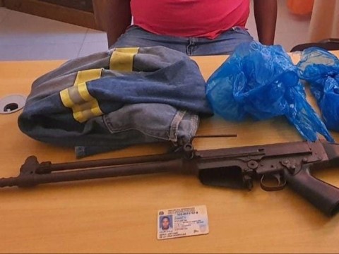 Encuentran fusil robado que escond&iacute;a hombre, envuelto en un pantal&oacute;n en el ba&ntilde;o