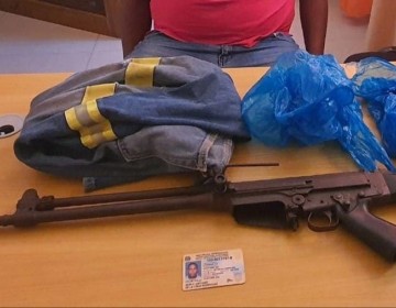 Encuentran fusil robado que escond&iacute;a hombre, envuelto en un pantal&oacute;n en el ba&ntilde;o