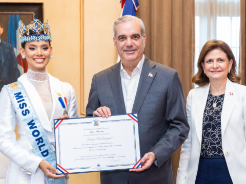 Presidente Luis Abinader recibe en el Palacio Nacional a Miss Mundo 2026, Joheirry Mola