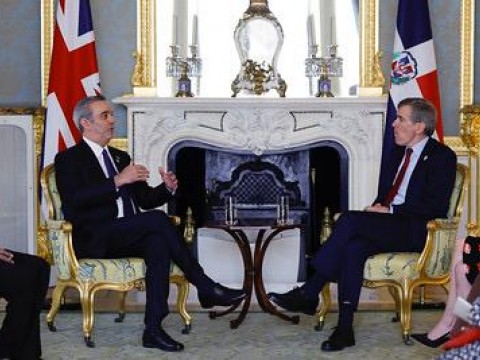 Presidente Abinader se re&uacute;ne con David Rutley ministro para las Am&eacute;ricas y el Caribe