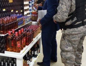 Aduanas encabeza allanamientos contra red de venta de bebidas falsificadas, vencidas y mal etiquetadas