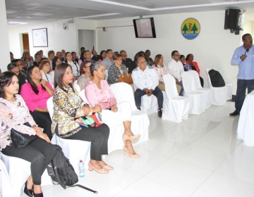 Titular del SRSM sostiene encuentro con directores de hospitales sobre producci&oacute;n de servicios