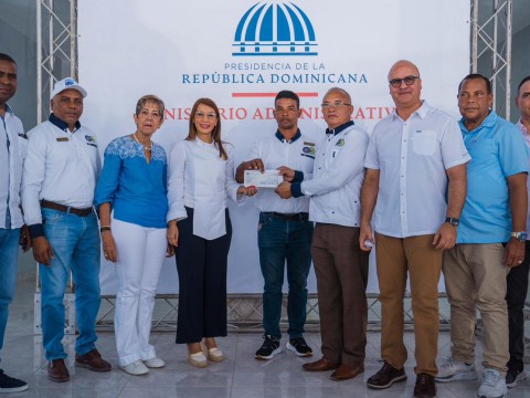 Gobierno entrega recursos a iglesia, sindicato y sector deportivo de Puerto Plata
