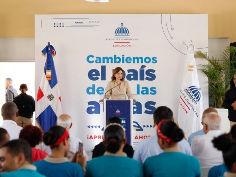 Vicepresidenta Raquel Pe&ntilde;a entrega polit&eacute;cnico y obras deportivas en Neiba; tambi&eacute;n inaugura polideportivo en Independencia