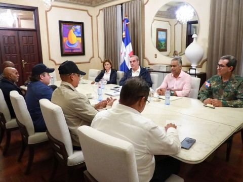 Abinader est&aacute; reunido con funcionarios coordinando acciones ante paso de tormenta 
