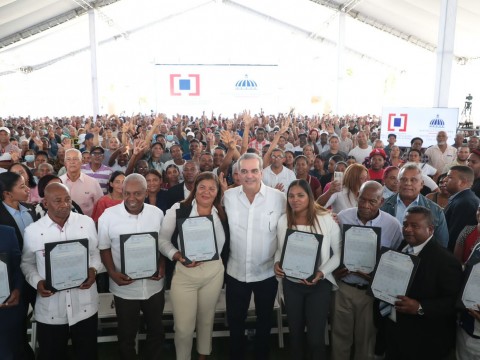 Presidente Abinader entrega 3100 t&iacute;tulos de propiedad a residentes del Tamarindo primero