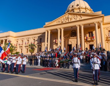 Presidente Abinader encabeza acto de homenaje a la Bandera Nacional