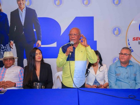Juan P&eacute;rez con equipo se juramenta en oLA Sector Externo de Luis Abinader