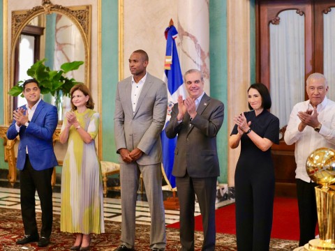 Presidente Abinader condecora con la Orden del M&eacute;rito de Duarte, S&aacute;nchez y Mella en el Grado de Caballero al destacado baloncestista dominicano Al Horford