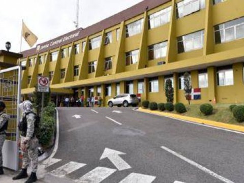 Propone prohibir a los pol&iacute;ticos entrar a altas cortes, JCE y CC