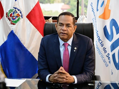 Valent&iacute;n valora desmonte gradual del impuesto al seguro de vida