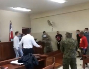 A golpes y patadas se enfrentan agentes de seguridad y detenidos 