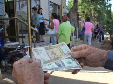 Cuba elimina el gravamen al d&oacute;lar y promueve su uso para rescatar econom&iacute;a
