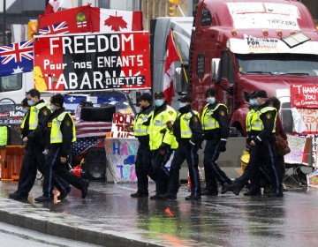 La Polic&iacute;a de Ottawa se prepara para disolver la protesta de los antivacunas