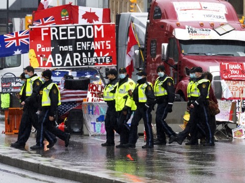 La Polic&iacute;a de Ottawa se prepara para disolver la protesta de los antivacunas