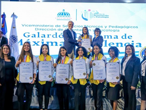 &nbsp;Ministro Luis Miguel De Camps entrega el Galard&oacute;n Diploma de M&aacute;xima Excelencia a 150 estudiantes meritorios