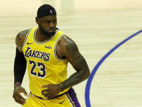 Lakers y Nets remontan y Nuggets ganan sobre la bocina a Warriors; Davis se lesiona
