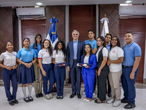 Delegaci&oacute;n de estudiantes representar&aacute; al pa&iacute;s en Kenia y Estados Unidos en programas internacionales de liderazgo y debate