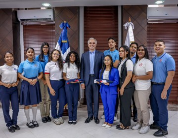 Delegaci&oacute;n de estudiantes representar&aacute; al pa&iacute;s en Kenia y Estados Unidos en programas internacionales de liderazgo y debate