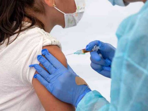 La OMS dice vacunar a ni&ntilde;os contra el covid es beneficioso pero &ldquo;menos urgente&rdquo;