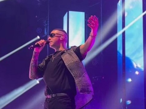 Un Manuel Medrano rom&aacute;ntico y seductor conquista a las &ldquo;nenitas&rdquo; dominicanas