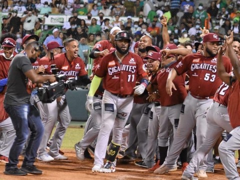 Peguero y Ozuna lideran ofensiva de Gigantes sobre Estrellas; dominan final 2-1