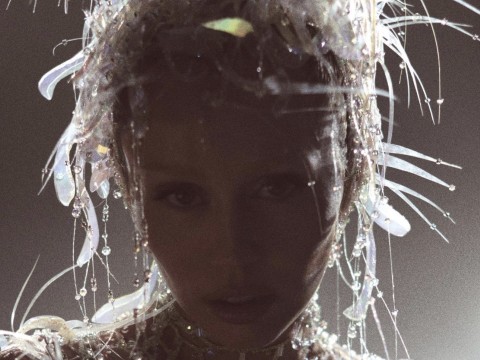 MILEY CYRUS LANZA NUEVO SENCILLO Y VISUAL GLOBAL "END OF THE WORLD" DE SOMETHING BEAUTIFUL