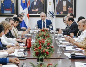 Ministro Luis Miguel De Camps presenta en CNE su apuesta por la inclusi&oacute;n de las competencias digitales