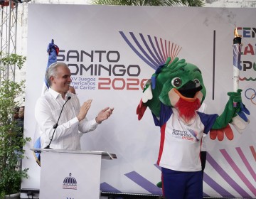 Ministro Luis Miguel De Camps recibe antorcha de los XXV Juegos Centroamericanos y del Caribe Santo Domingo 2026