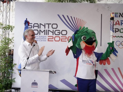 Ministro Luis Miguel De Camps recibe antorcha de los XXV Juegos Centroamericanos y del Caribe Santo Domingo 2026